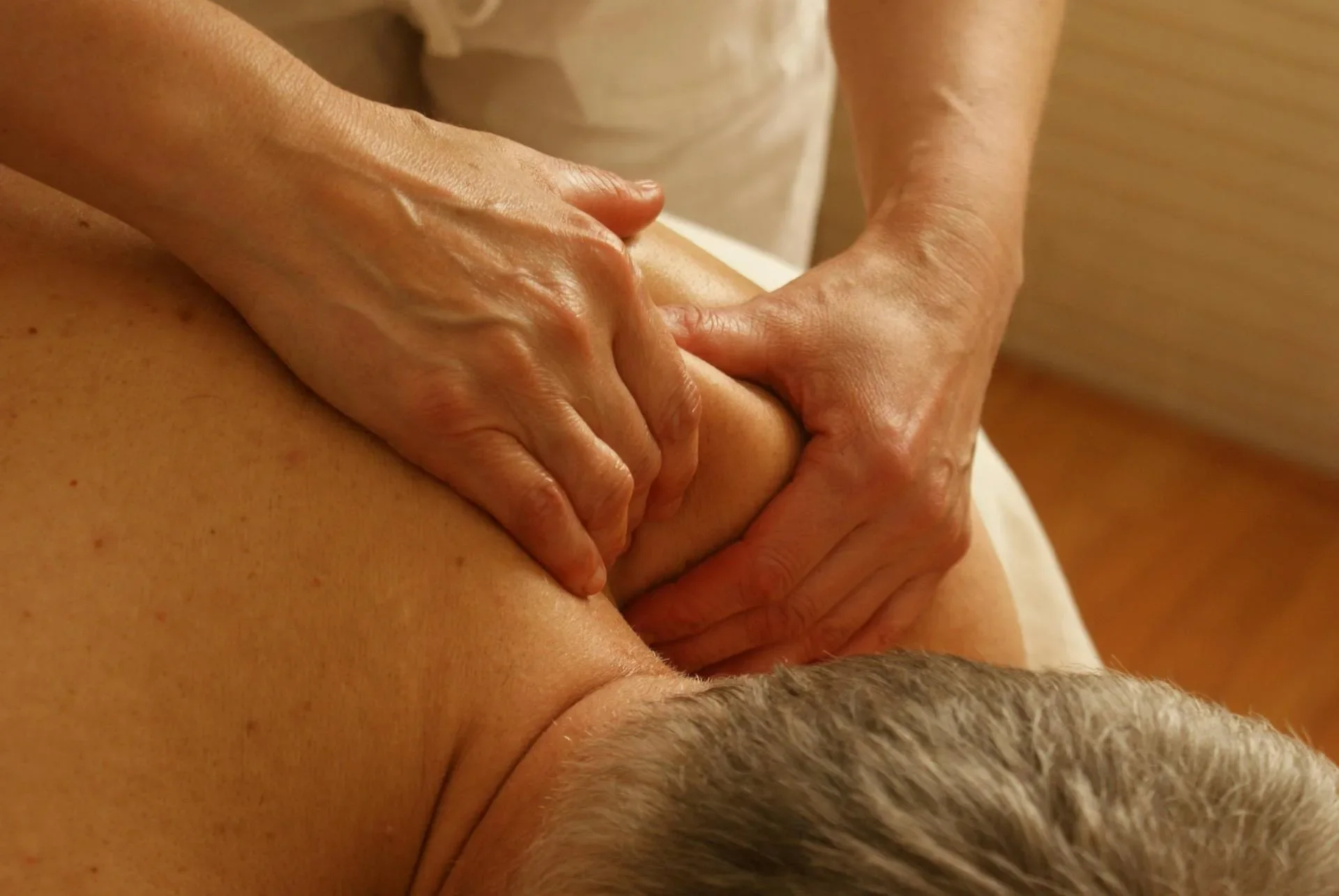 Massagebehandling på Rygg- & Hälsokliniken i Edsvalla